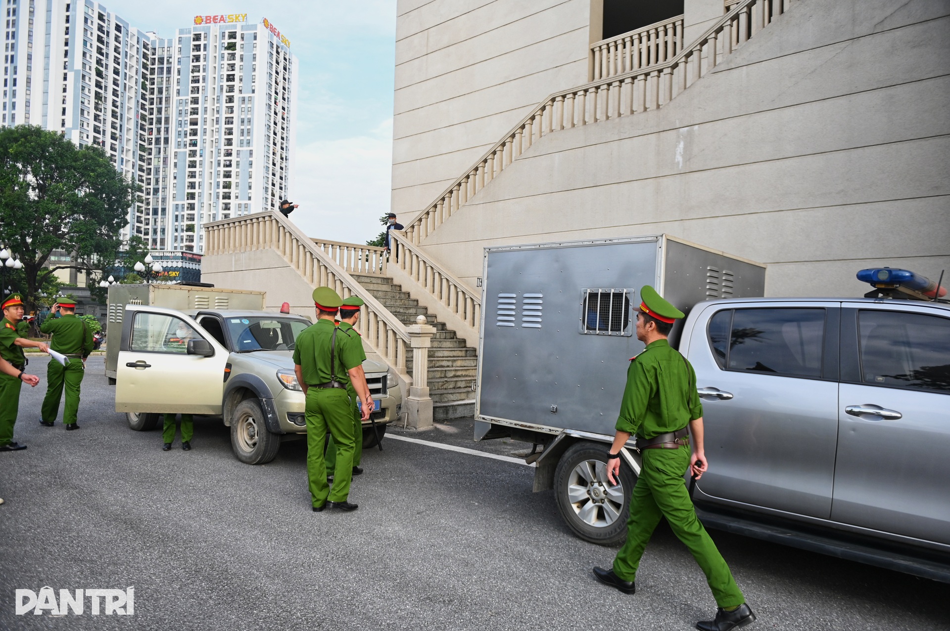 Dẫn giải các bị cáo trong vụ đánh bạc 106 triệu USD tại khách sạn Pullman - 2