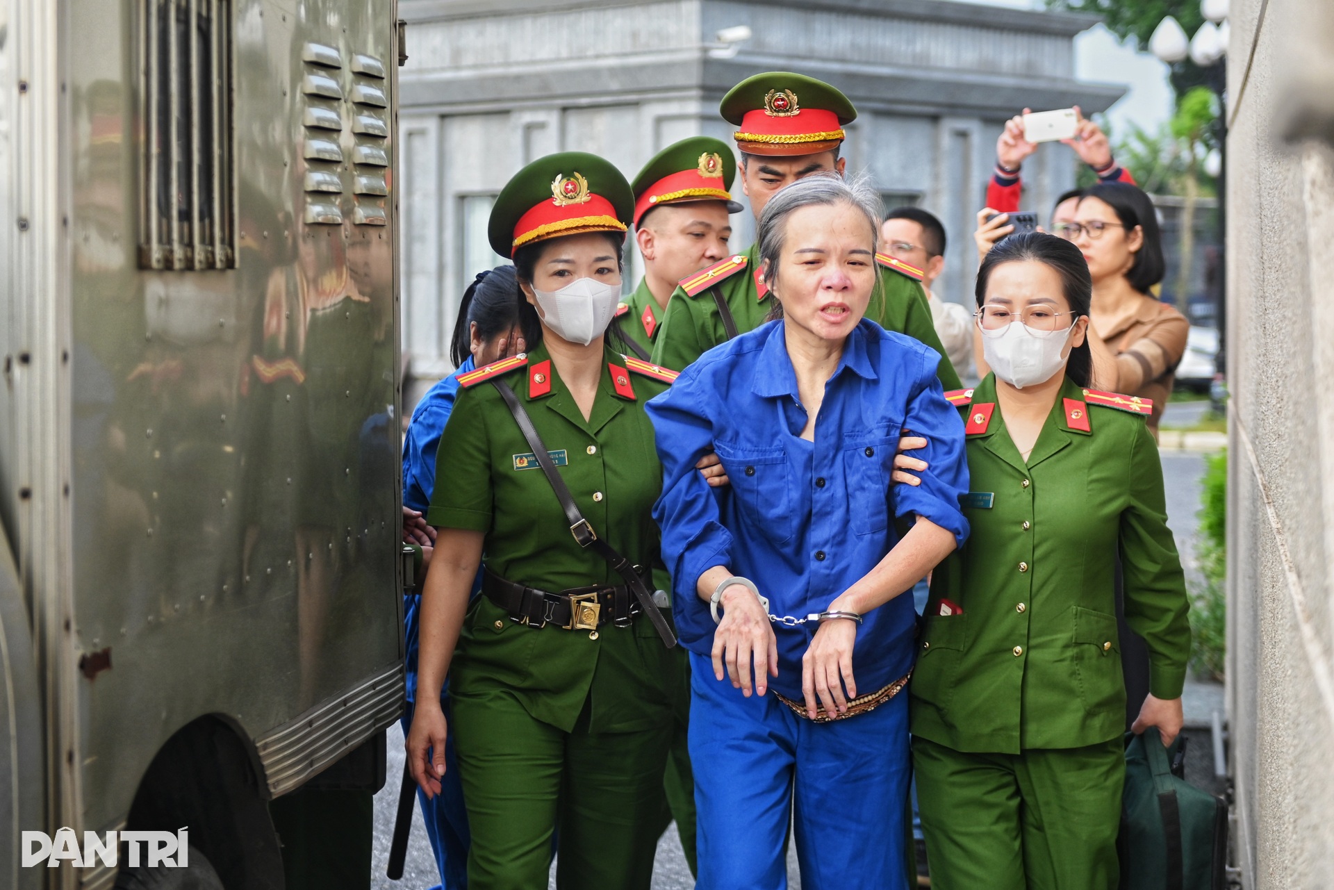 Dẫn giải các bị cáo trong vụ đánh bạc 106 triệu USD tại khách sạn Pullman - 3