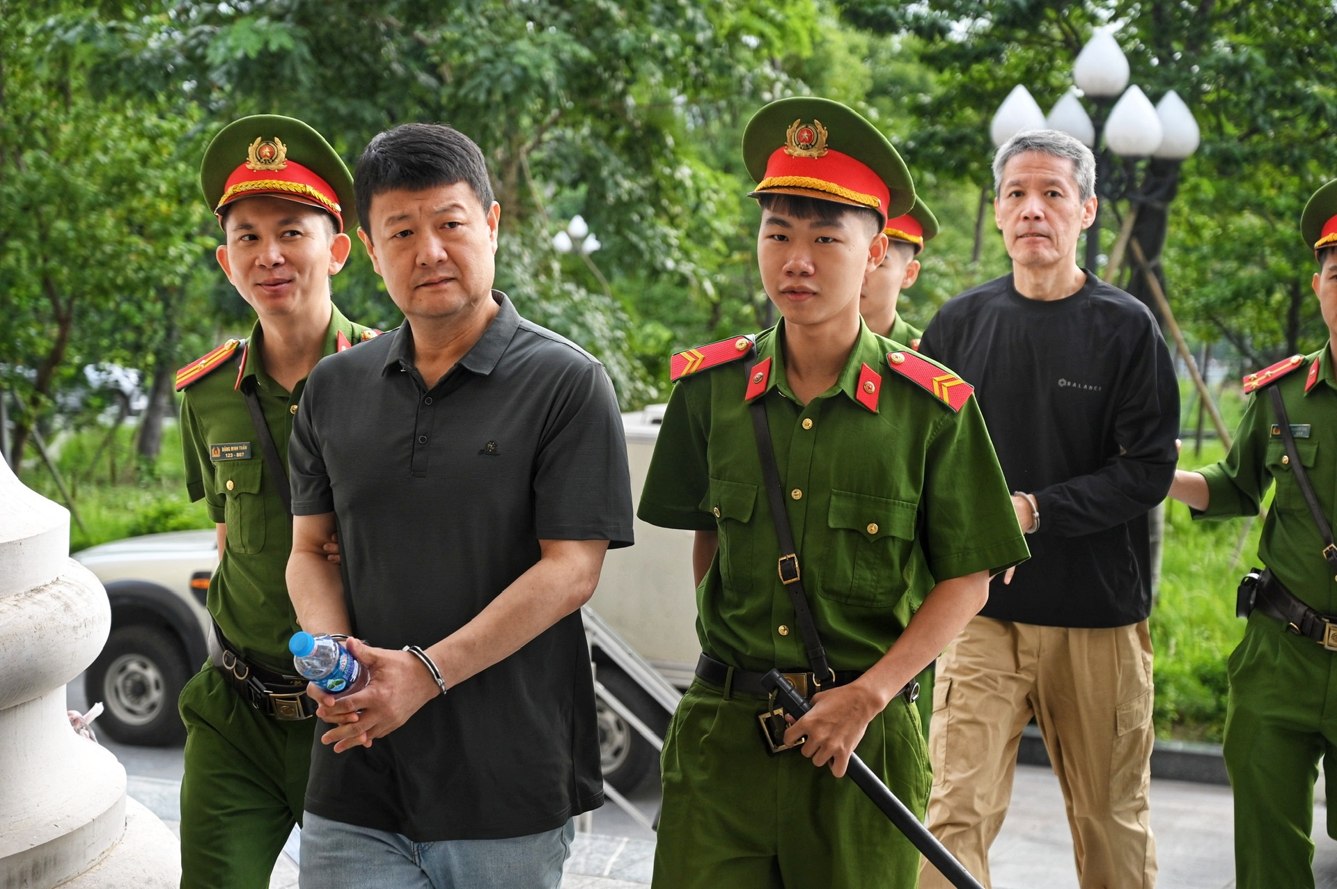 Dẫn giải các bị cáo trong vụ đánh bạc 106 triệu USD tại khách sạn Pullman - 5