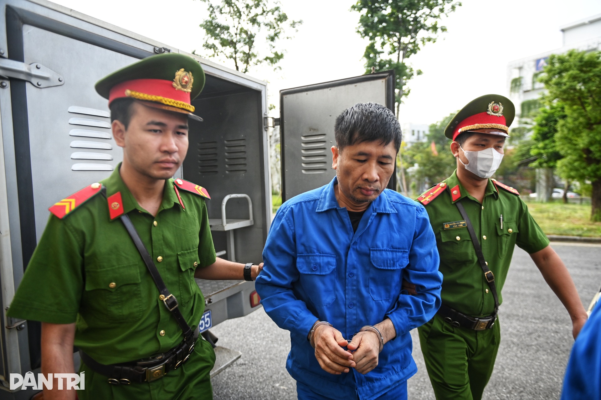 Dẫn giải các bị cáo trong vụ đánh bạc 106 triệu USD tại khách sạn Pullman - 6