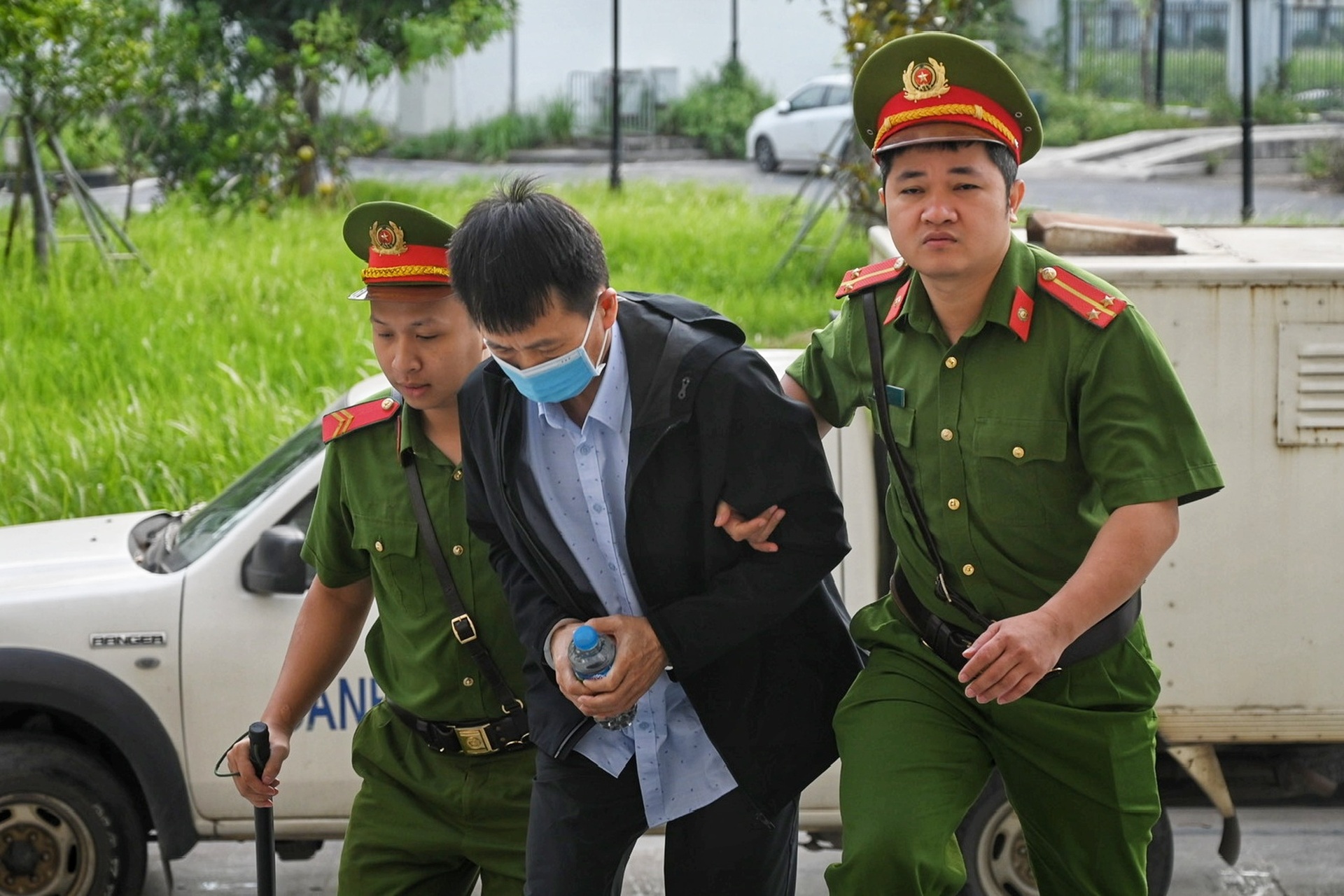 Dẫn giải các bị cáo trong vụ đánh bạc 106 triệu USD tại khách sạn Pullman - 7