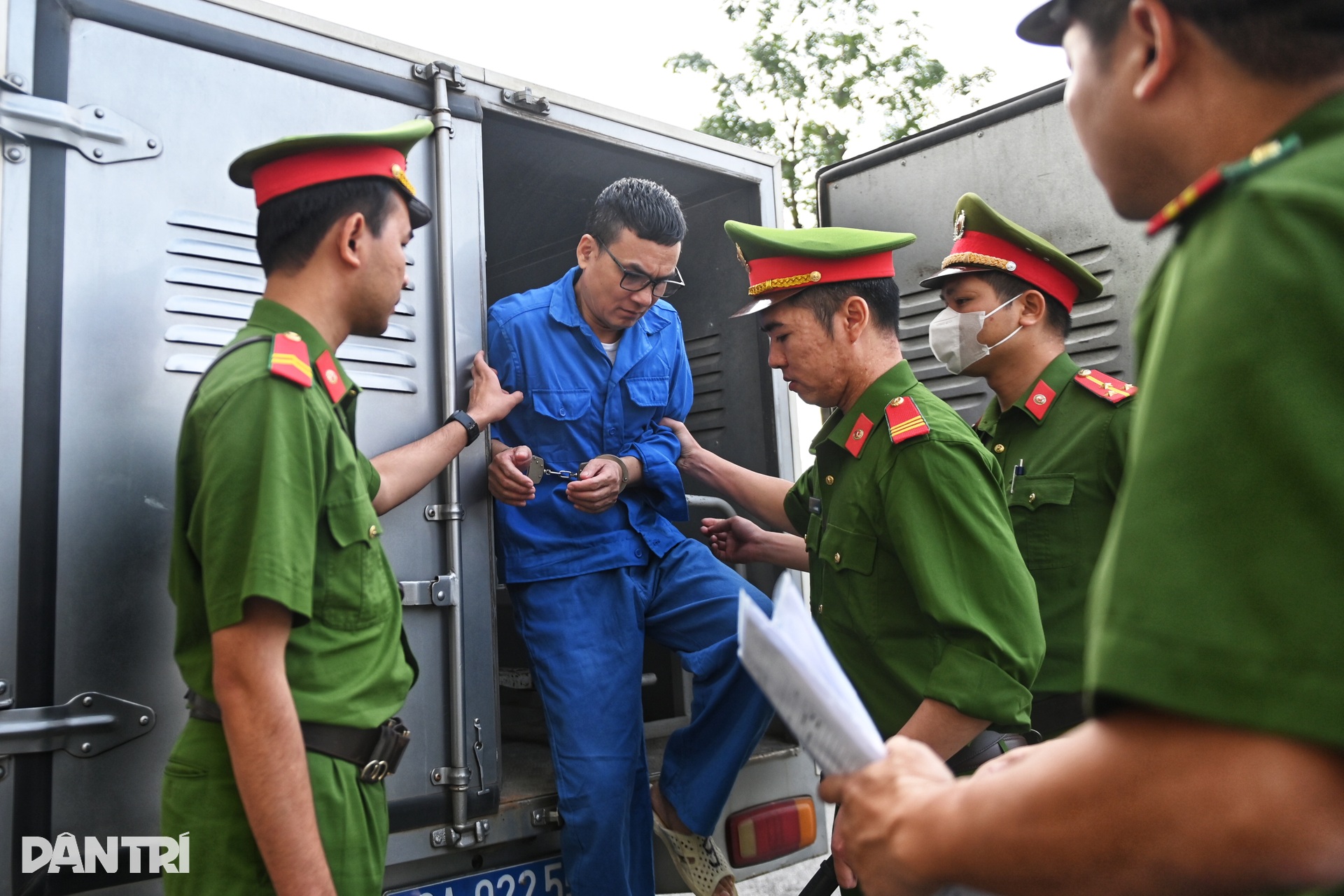 Dẫn giải các bị cáo trong vụ đánh bạc 106 triệu USD tại khách sạn Pullman - 8