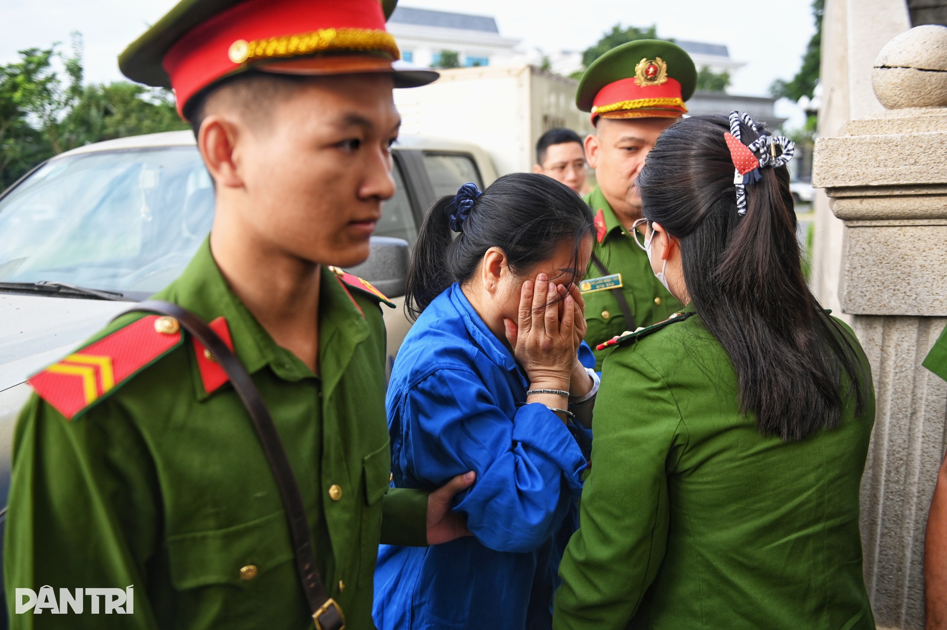 Dẫn giải các bị cáo trong vụ đánh bạc 106 triệu USD tại khách sạn Pullman - 9