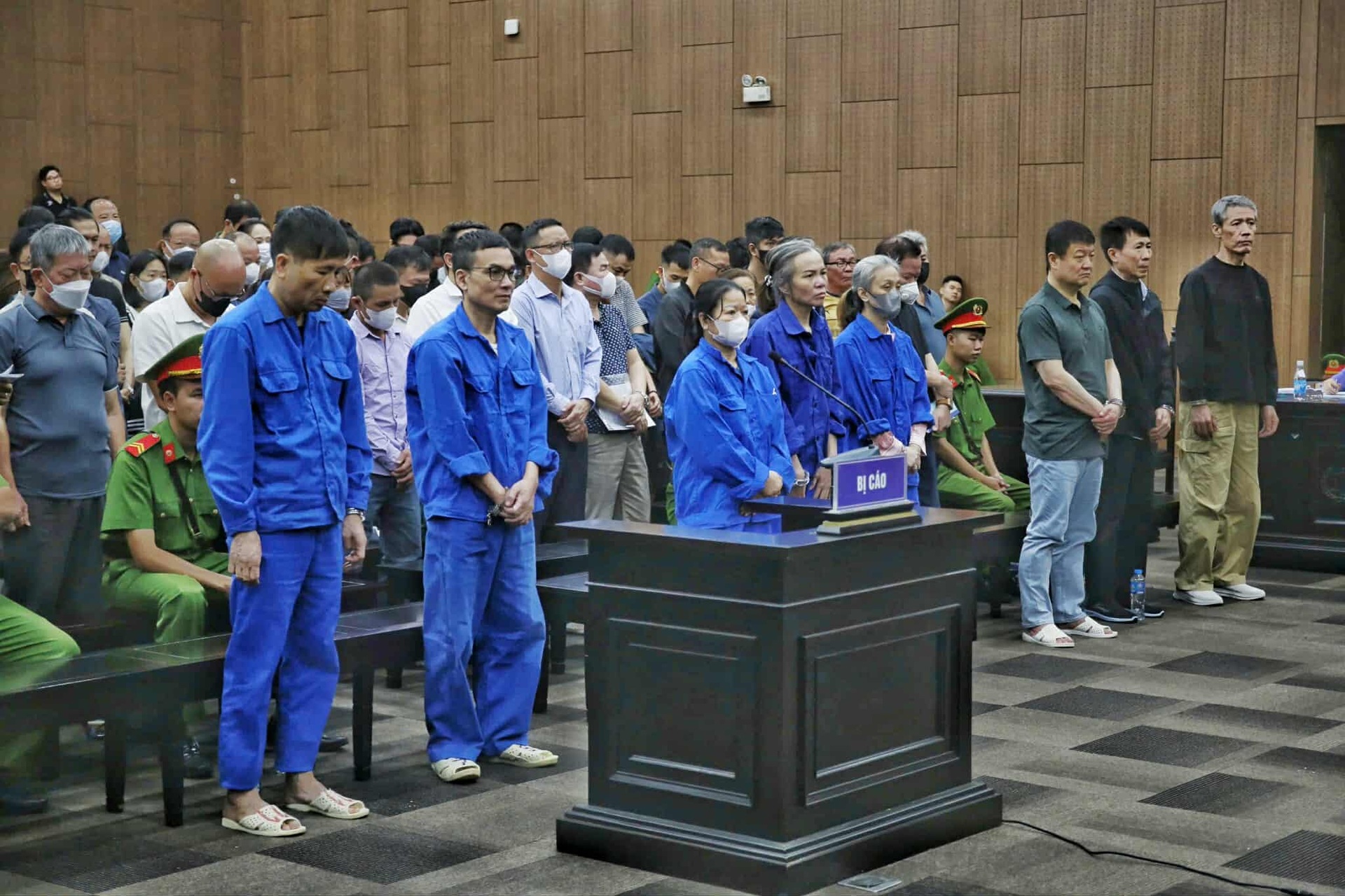 Dẫn giải các bị cáo trong vụ đánh bạc 106 triệu USD tại khách sạn Pullman - 10