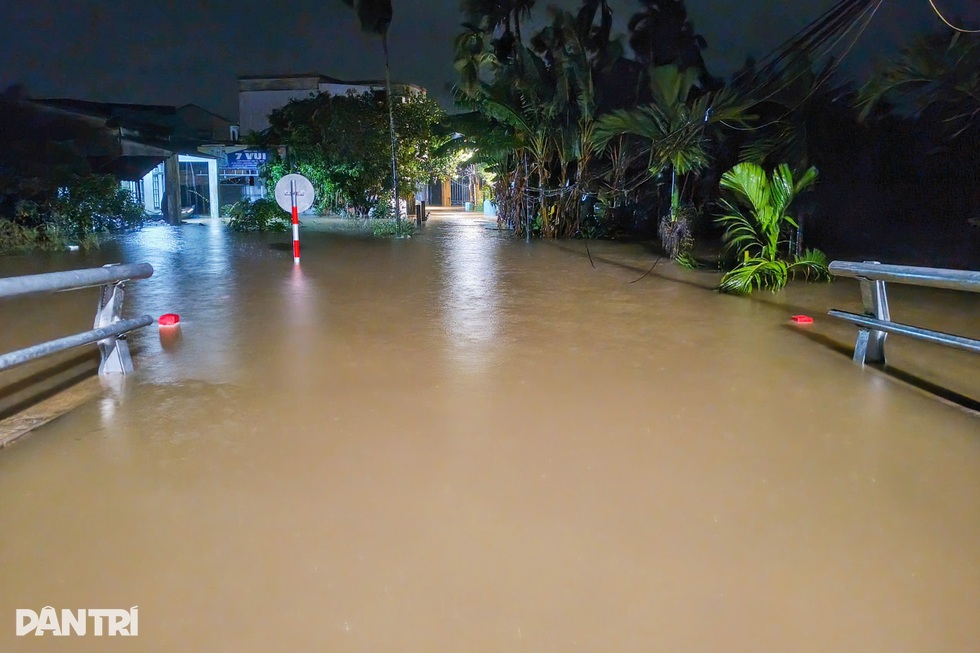 Thêm một đêm trắng giữa dòng lũ - 2