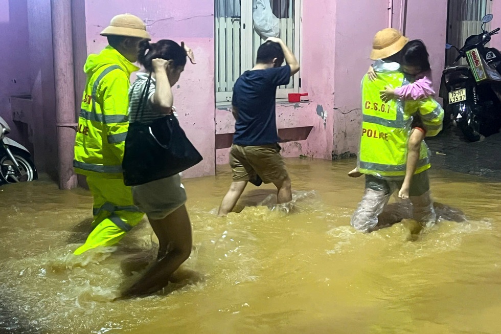 Thêm một đêm trắng giữa dòng lũ - 4