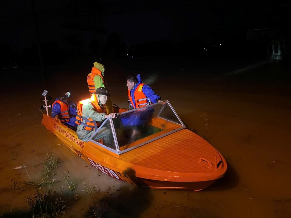 Thêm một đêm trắng giữa dòng lũ - 3