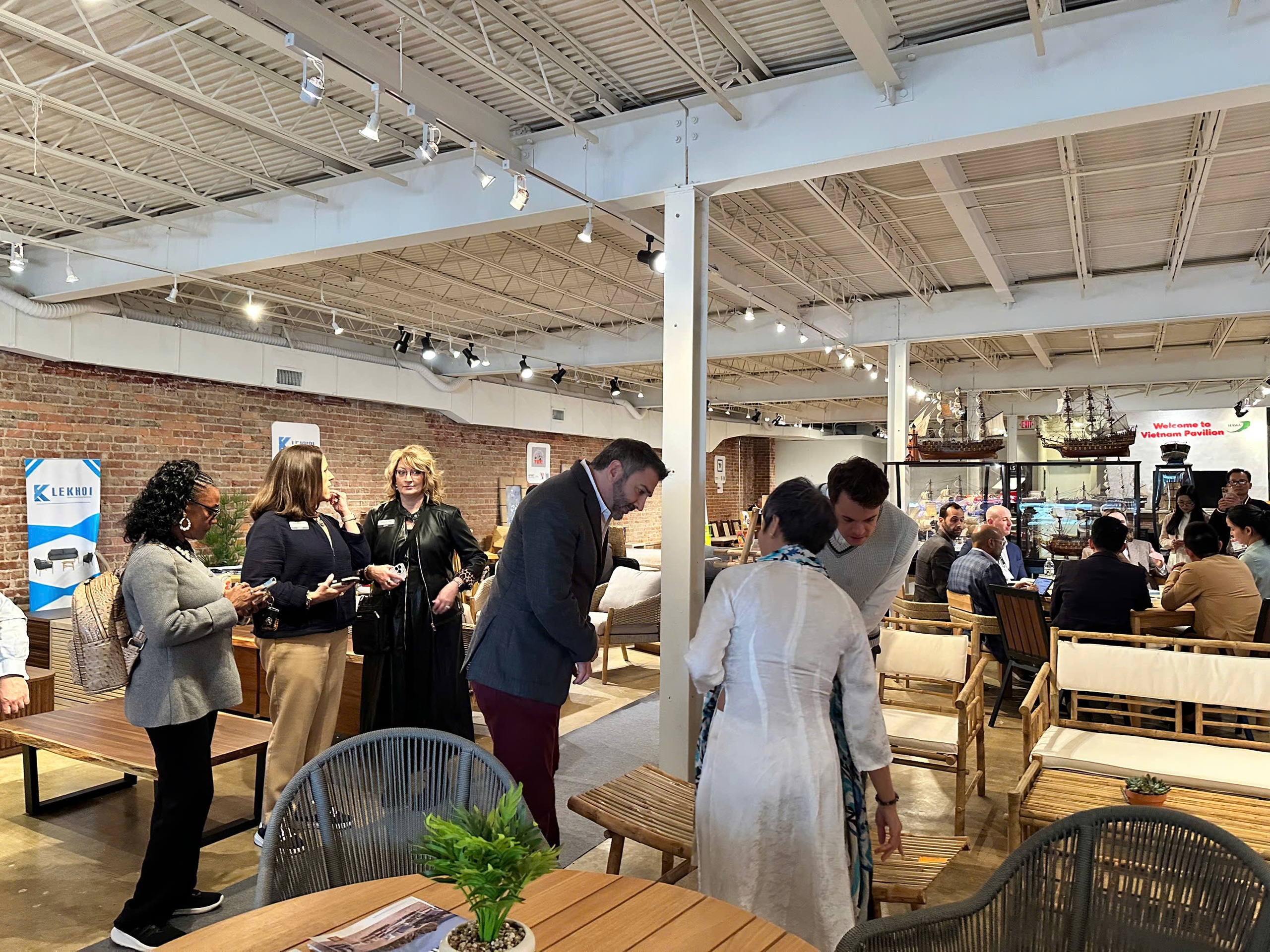 20 Doanh nghiệp ngành gỗ Việt Nam tham gia High Point Market 2025 tại Mỹ 2 20 DN ngành gỗ Việt Nam hiện diện tại sự kiện nội thất lớn nhất thế giới ở Mỹ - Ảnh 2.