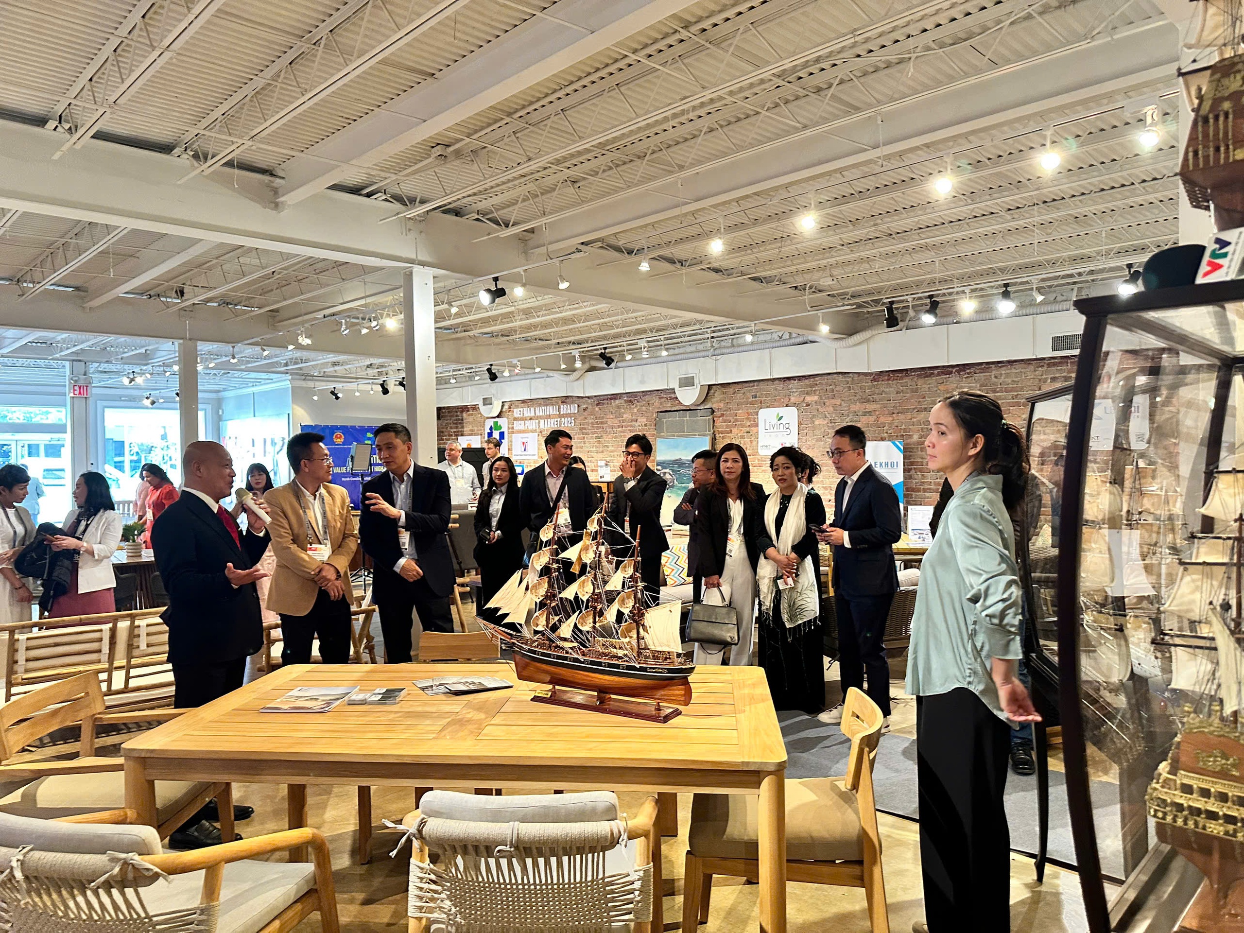 20 Doanh nghiệp ngành gỗ Việt Nam tham gia High Point Market 2025 tại Mỹ 3 20 DN ngành gỗ Việt Nam hiện diện tại sự kiện nội thất lớn nhất thế giới ở Mỹ - Ảnh 3.