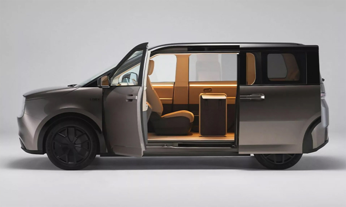 Cửa sau mở trượt, ghế trước có thể xoay ra sau. Ảnh: Sharp