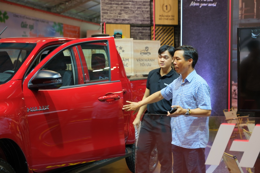 Hàng loạt ưu đãi tháng 10, mua Toyota Hilux được hỗ trợ ngay 50% thuế trước bạ - 2