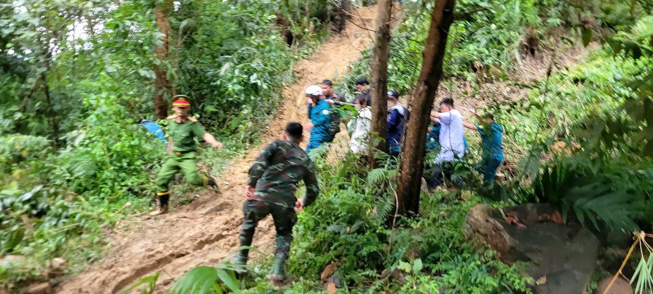 Nghẹt thở cuộc băng rừng, vượt sạt lở đưa sản phụ bị tiền sản giật đi mổ cấp cứu 2 sản phụ - Ảnh 2.