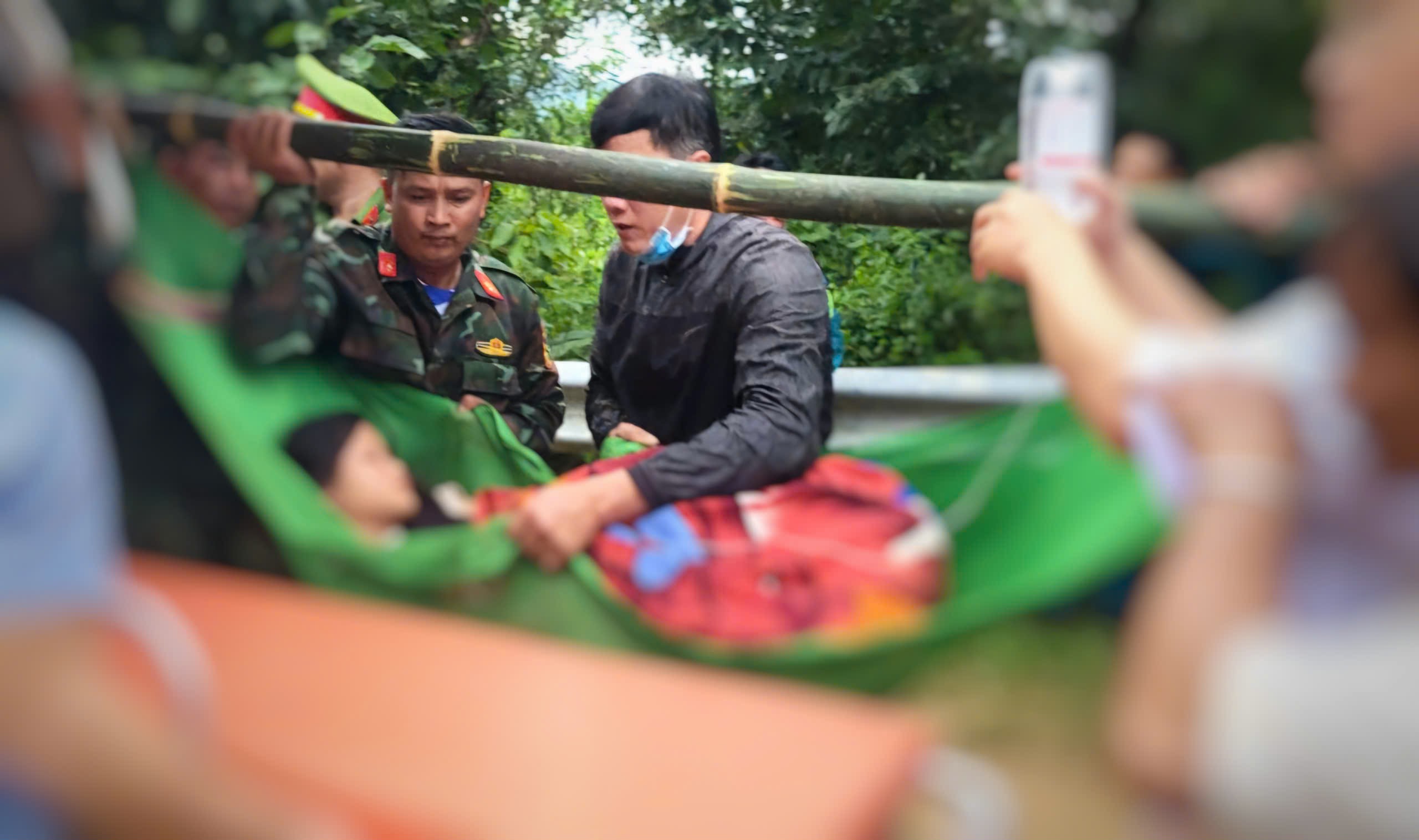 Nghẹt thở cuộc băng rừng, vượt sạt lở đưa sản phụ bị tiền sản giật đi mổ cấp cứu 3 Nghẹt thở cuộc băng rừng, vượt sạt lở đưa sản phụ bị tiền sản giật đi mổ cấp cứu - Ảnh 3.