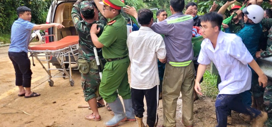 Nghẹt thở cuộc băng rừng, vượt sạt lở đưa sản phụ bị tiền sản giật đi mổ cấp cứu 4 Nghẹt thở cuộc băng rừng, vượt sạt lở đưa sản phụ bị tiền sản giật đi mổ cấp cứu - Ảnh 4.