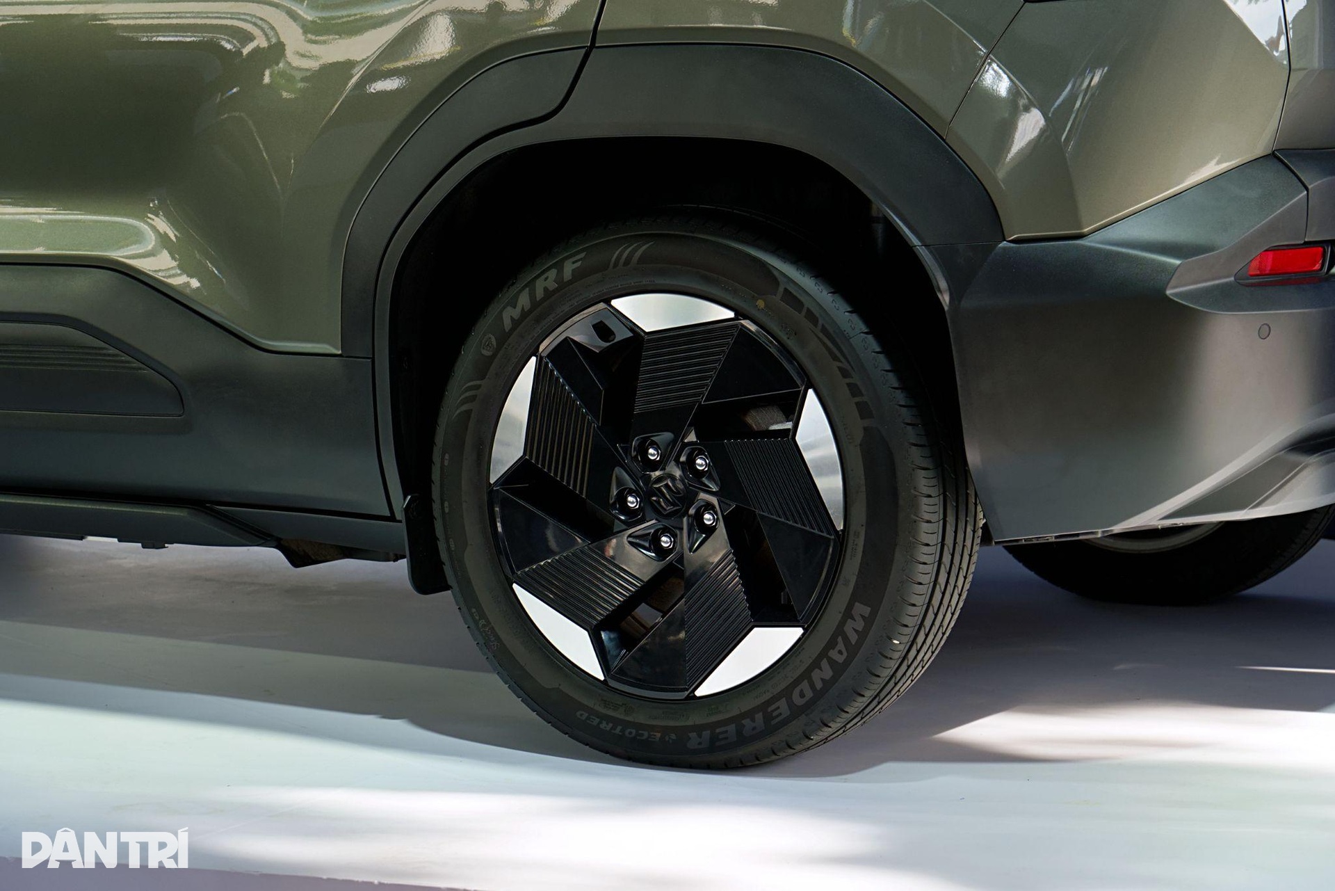 Xe điện Suzuki e Vitara vừa về Việt Nam có gì để cạnh tranh nhóm B-SUV? - 5