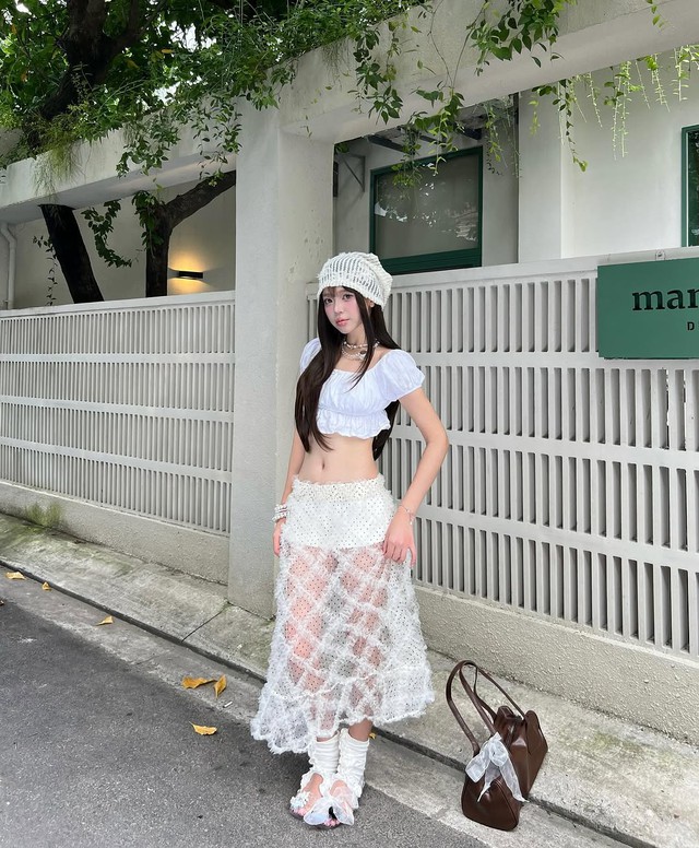 Nét đẹp gợi cảm đầy tinh tế với trang phục vải sheer 5 Nét đẹp xuyên thấu đầy tinh tế với trang phục vải sheer - Ảnh 5.