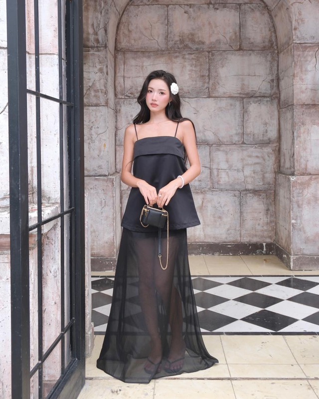 Nét đẹp gợi cảm đầy tinh tế với trang phục vải sheer 6 Nét đẹp xuyên thấu đầy tinh tế với trang phục vải sheer - Ảnh 6.