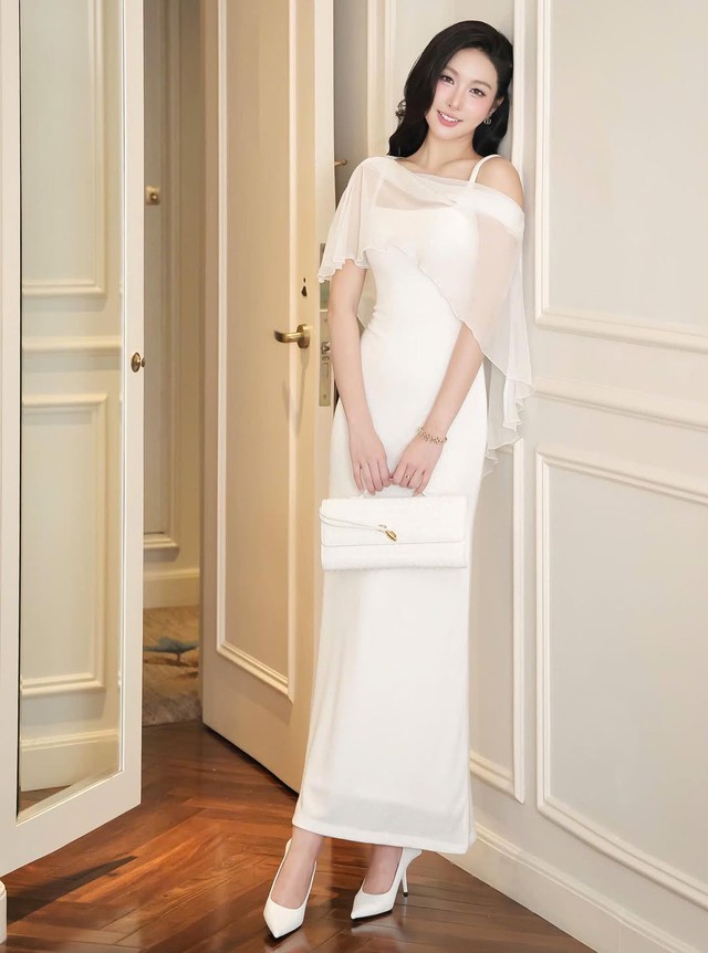 Nét đẹp gợi cảm đầy tinh tế với trang phục vải sheer 8 Nét đẹp xuyên thấu đầy tinh tế với trang phục vải sheer - Ảnh 8.