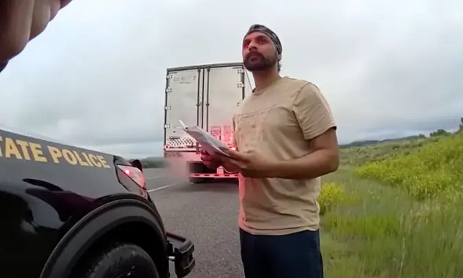 Harjinder Singh đang cầm giấy tờ khi một cảnh sát New Mexico phạt anh ta vì chạy quá tốc độ trong một lần dừng xe vào ngày 3/7. Ảnh: New Mexico State Police