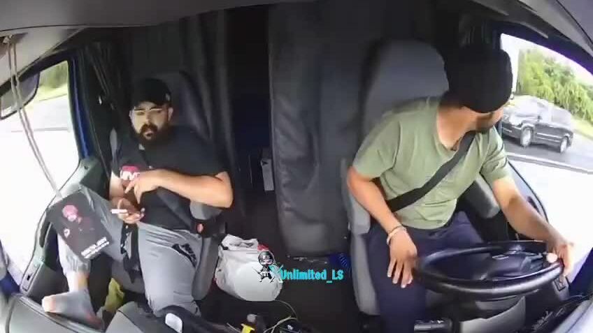 Tài xế xe đầu kéo quay đầu ẩu khiến 3 người thiệt mạng