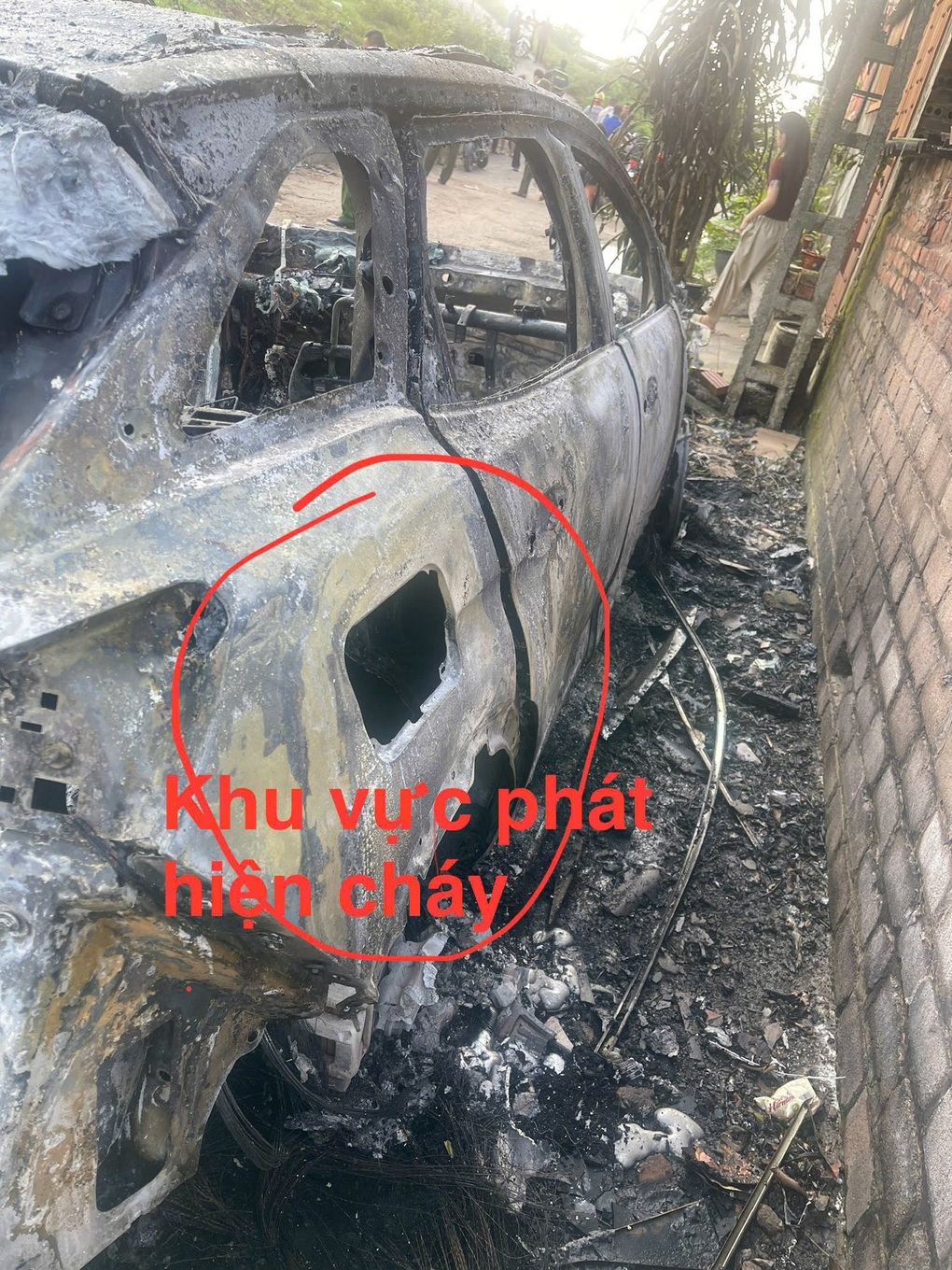 Peugeot 3008 cháy rụi, chủ xe bất lực nhìn tài sản “nổ như bom” - 2