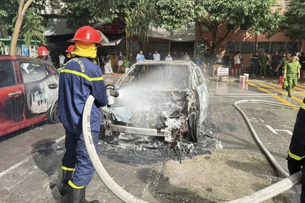 Peugeot 3008 cháy rụi, chủ xe bất lực nhìn tài sản “nổ như bom” - 3