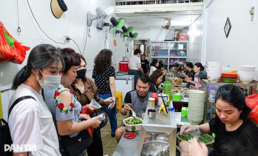 Quán bún ốc Hà Nội không biển báo, khách Đài  Loan tìm vã mồ hôi - 2