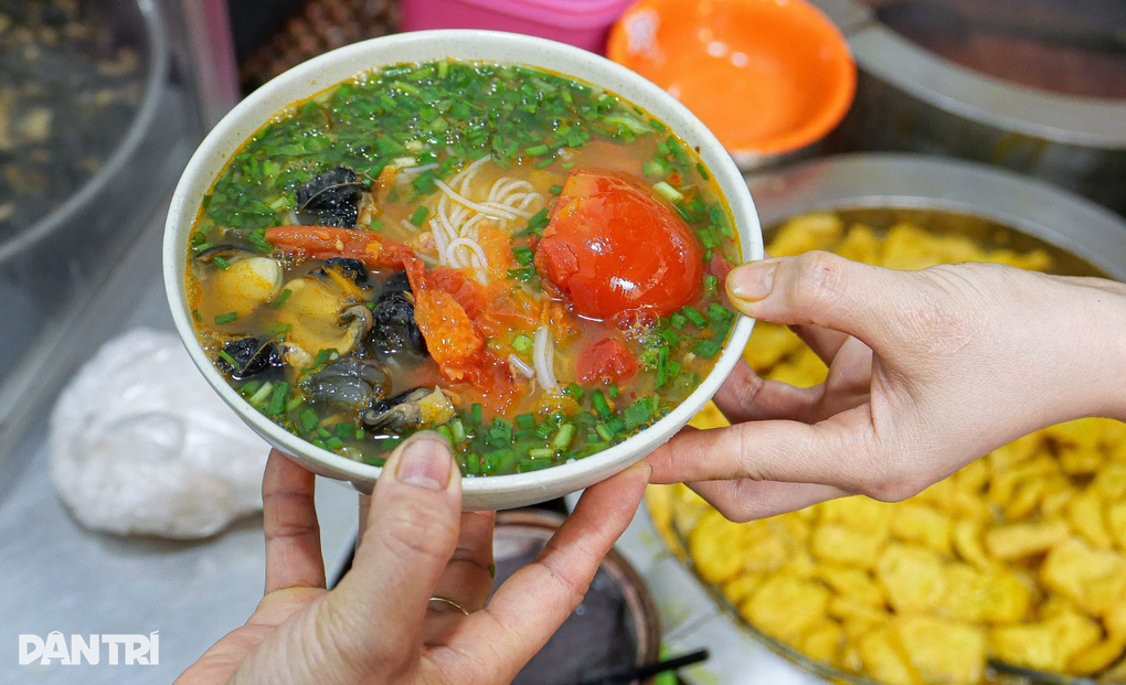 Quán bún ốc Hà Nội không biển báo, khách Đài  Loan tìm vã mồ hôi - 3