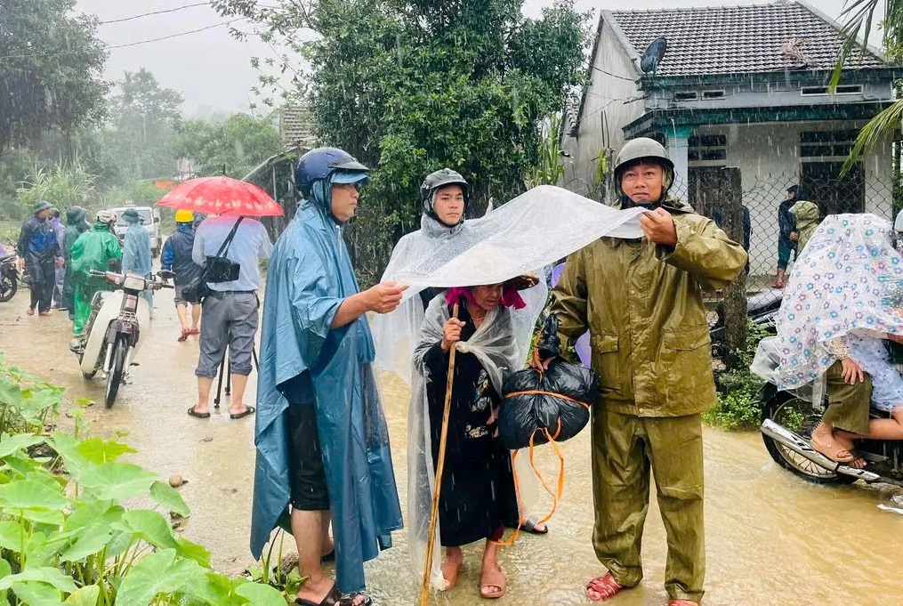 Cán bộ xã tự tay nấu cơm nóng cho bà con đến từ vùng sạt lở 2 quảng ngãi - Ảnh 2.