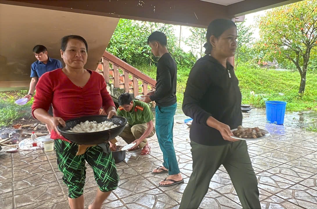 Cán bộ xã tự tay nấu cơm nóng cho bà con đến từ vùng sạt lở 4 quảng ngãi - Ảnh 4.