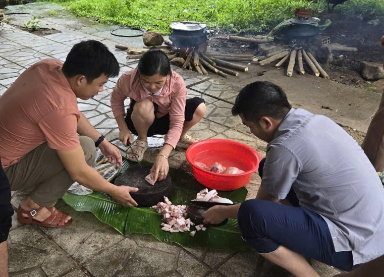 Cán bộ xã tự tay nấu cơm nóng cho bà con đến từ vùng sạt lở 3 quảng ngãi - Ảnh 3.