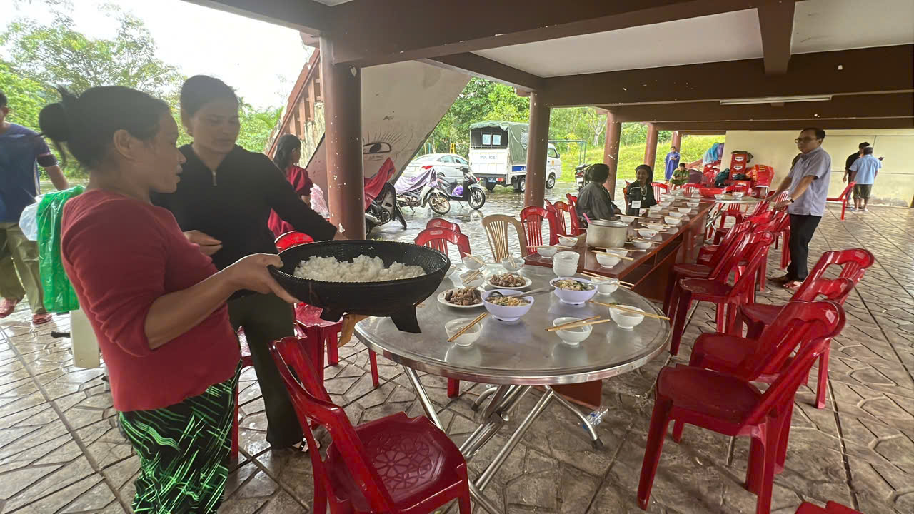 Cán bộ xã tự tay nấu cơm nóng cho bà con đến từ vùng sạt lở 5 Cán bộ xã tự tay nấu cơm nóng cho bà con đến từ vùng sạt lở - Ảnh 5.