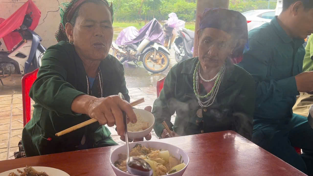 Cán bộ xã tự tay nấu cơm nóng cho bà con đến từ vùng sạt lở 6 quảng ngãi - Ảnh 6.