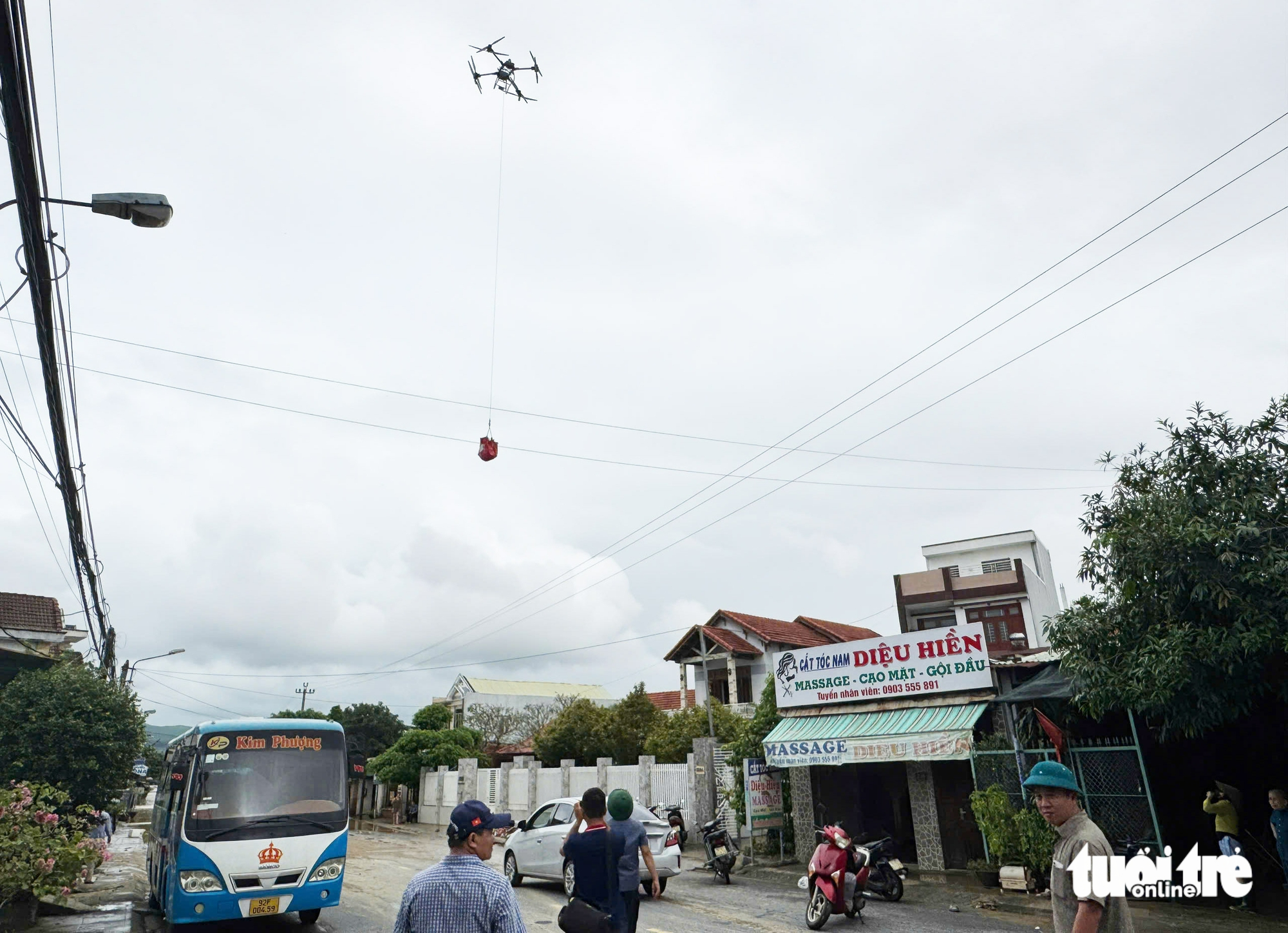 Lạ mắt với đội drone bay chở hàng tiếp tế dân vùng rốn lũ 2 drone - Ảnh 2.