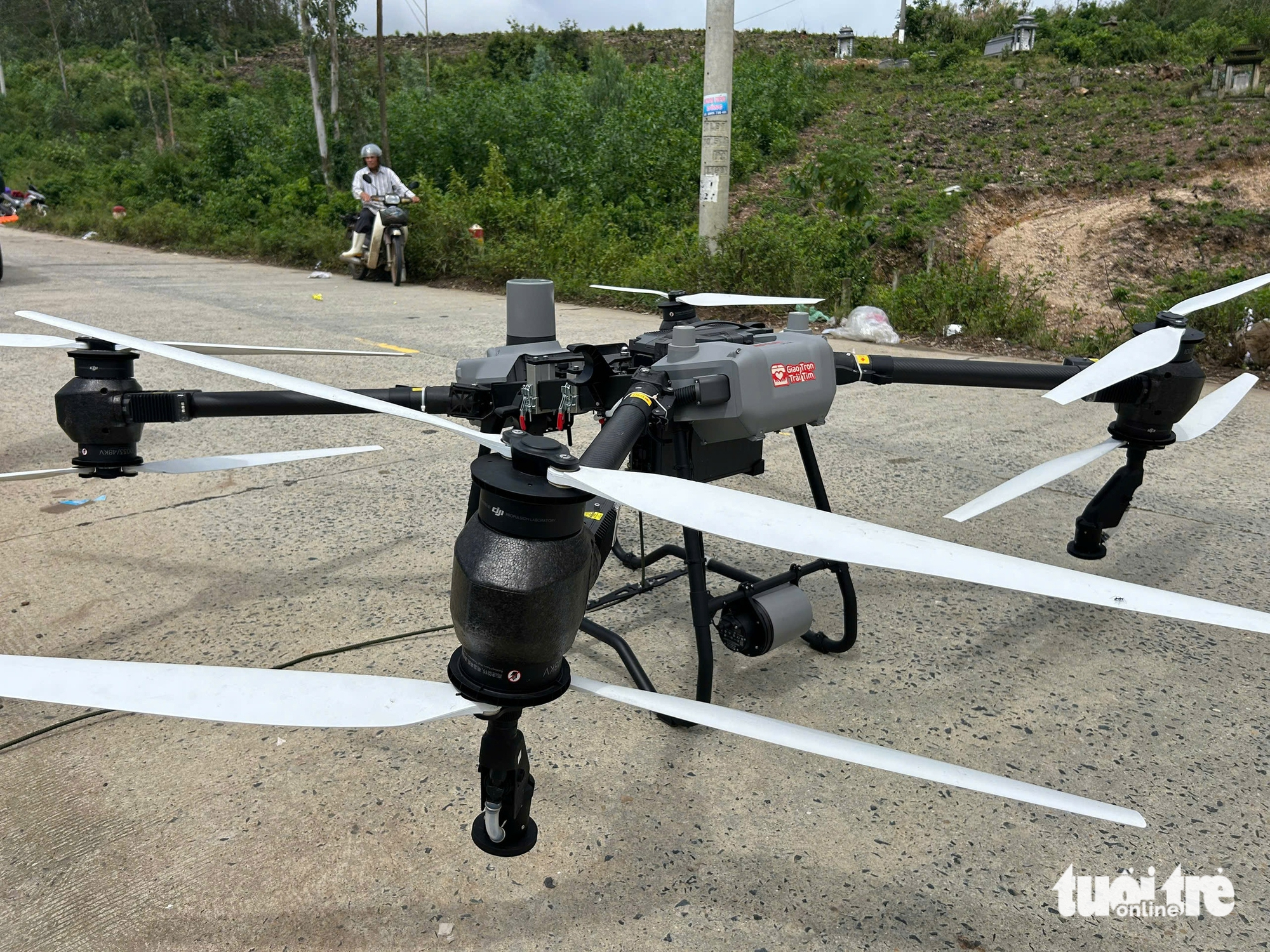 Lạ mắt với đội drone bay chở hàng tiếp tế dân vùng rốn lũ 3 drone - Ảnh 3.