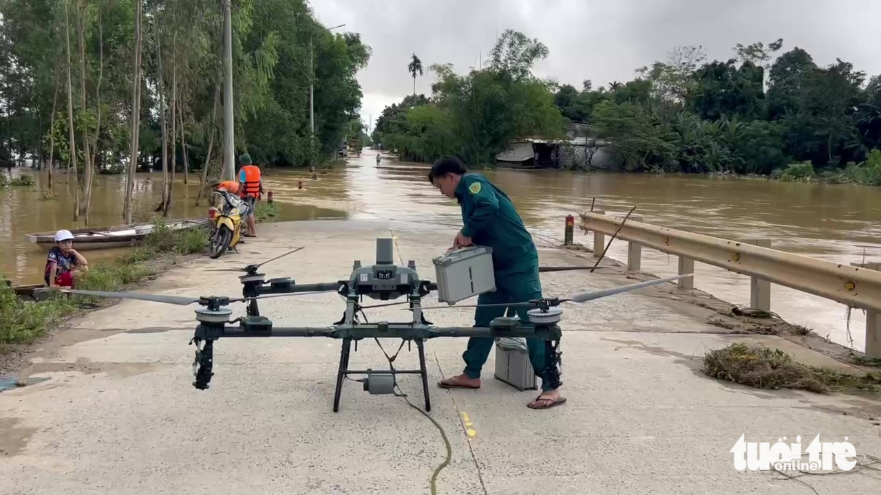 Lạ mắt với đội drone bay chở hàng tiếp tế dân vùng rốn lũ 4 drone - Ảnh 4.