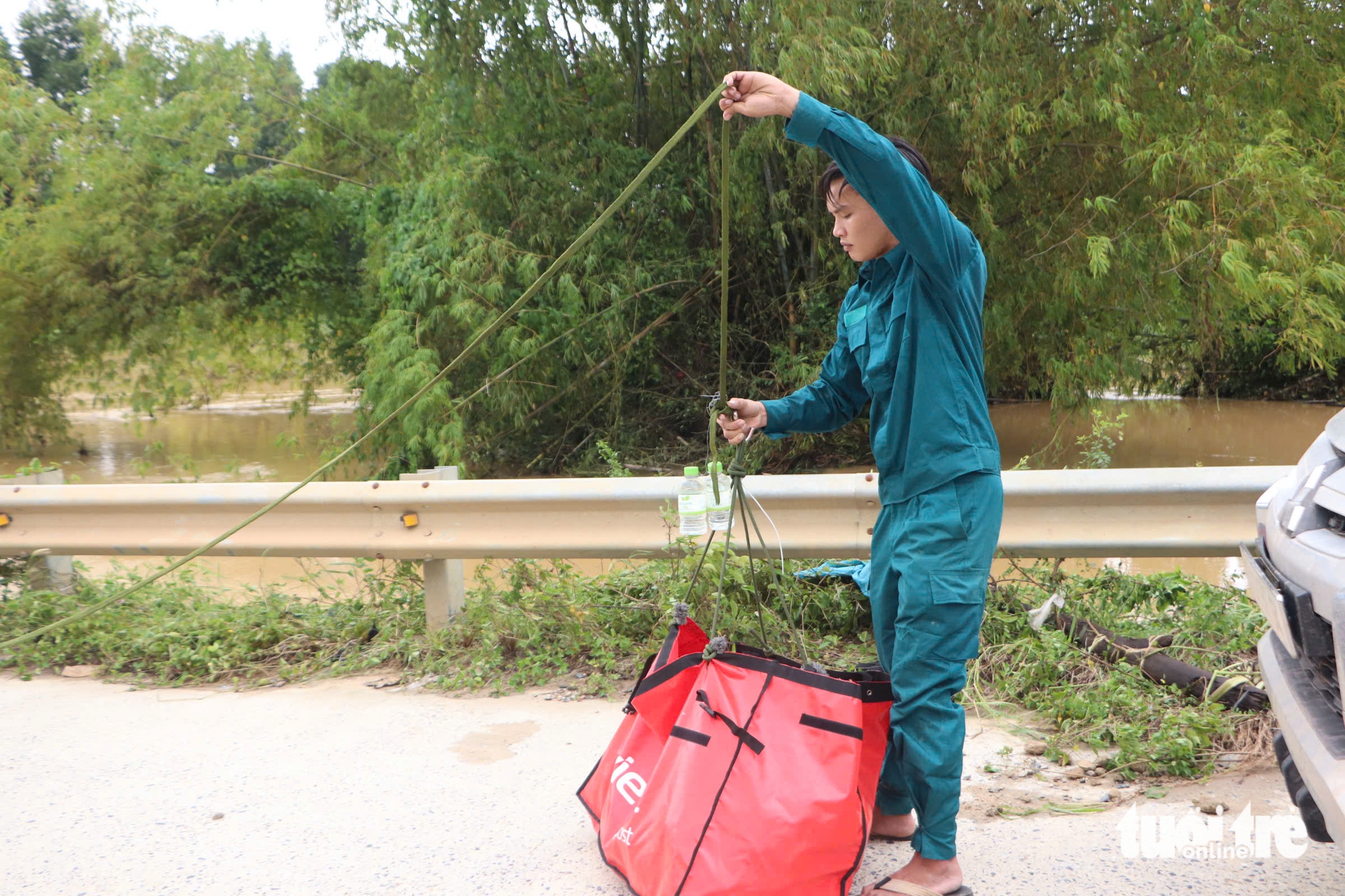 Lạ mắt với đội drone bay chở hàng tiếp tế dân vùng rốn lũ 5 drone - Ảnh 6.