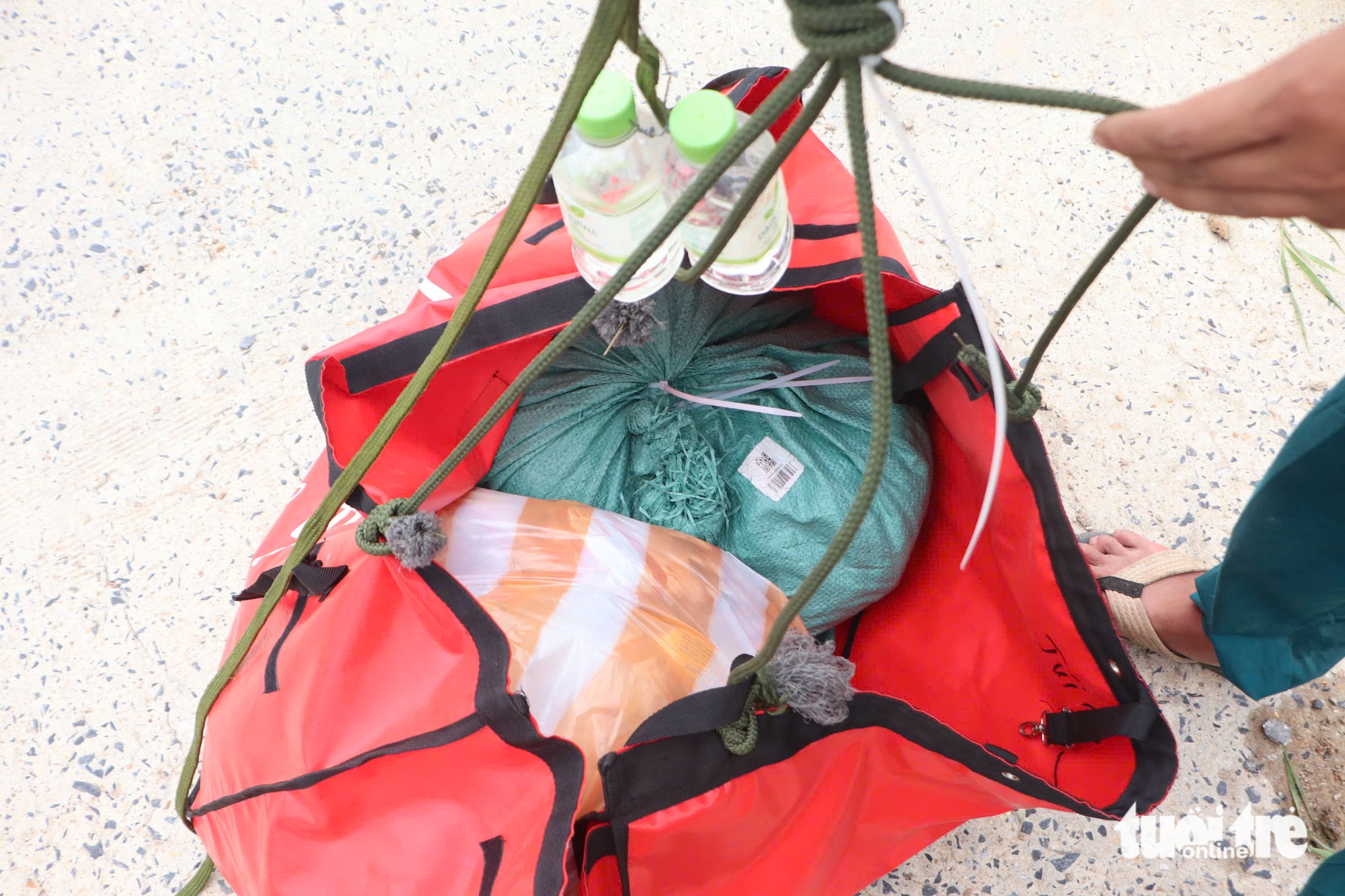 Lạ mắt với đội drone bay chở hàng tiếp tế dân vùng rốn lũ 6 drone - Ảnh 8.