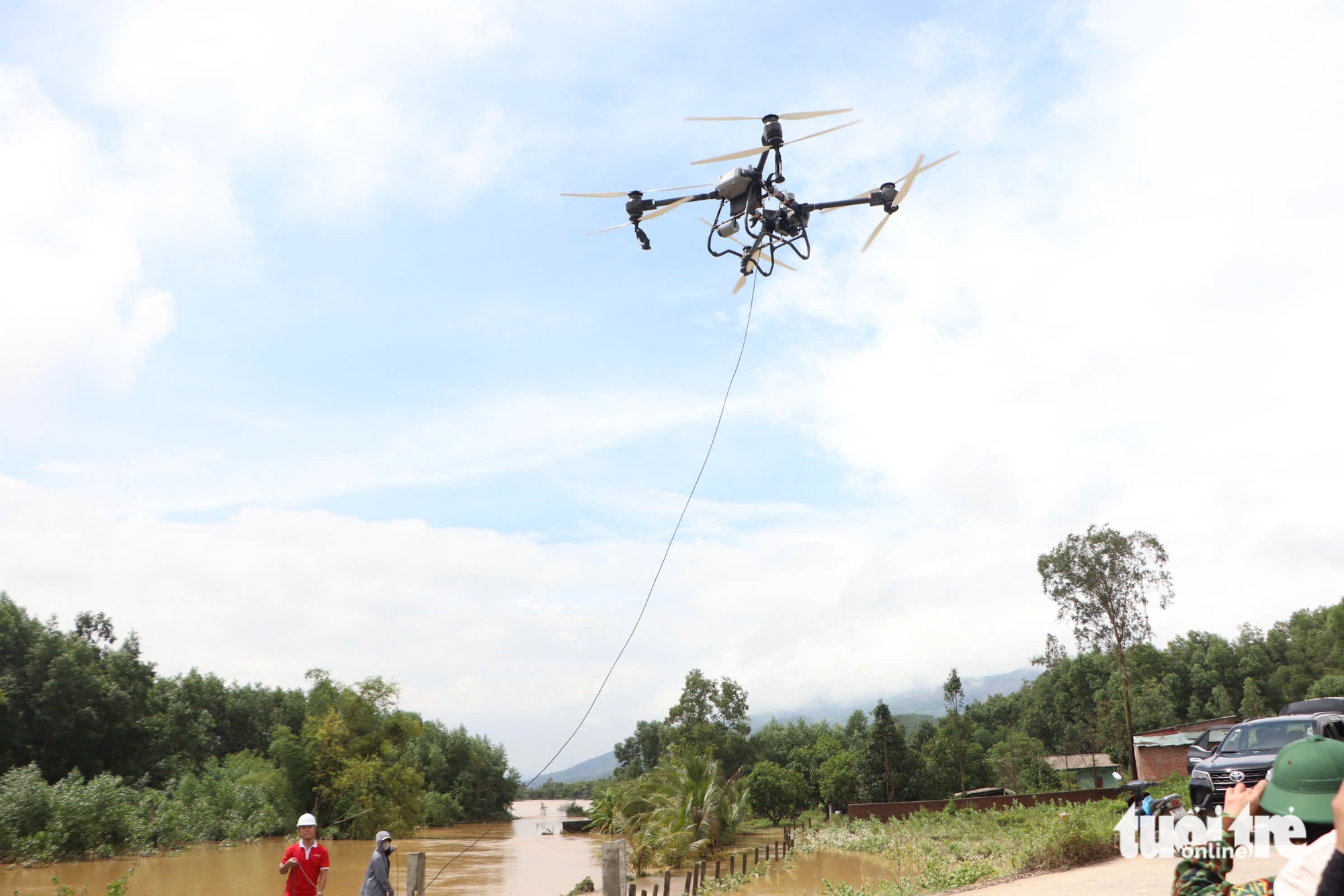 Lạ mắt với đội drone bay chở hàng tiếp tế dân vùng rốn lũ 7 drone - Ảnh 9.