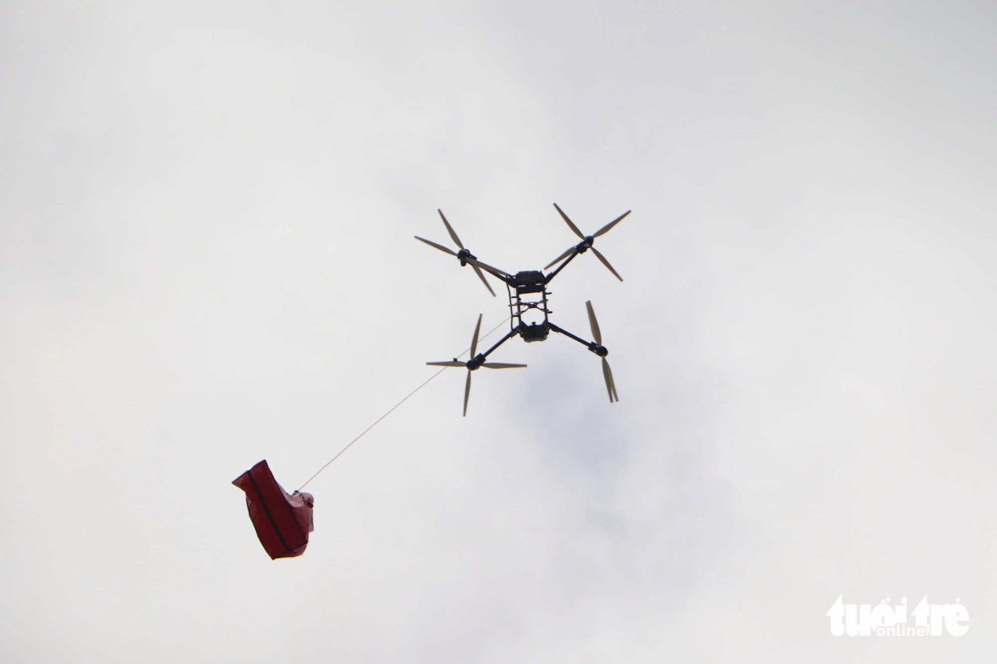 Lạ mắt với đội drone bay chở hàng tiếp tế dân vùng rốn lũ 9 drone - Ảnh 11.