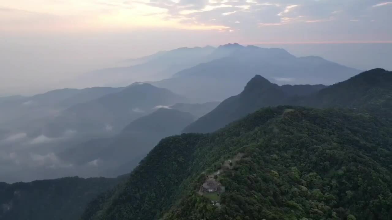 Vì sao đỉnh Bạch Mã là tâm mưa của thế giới?