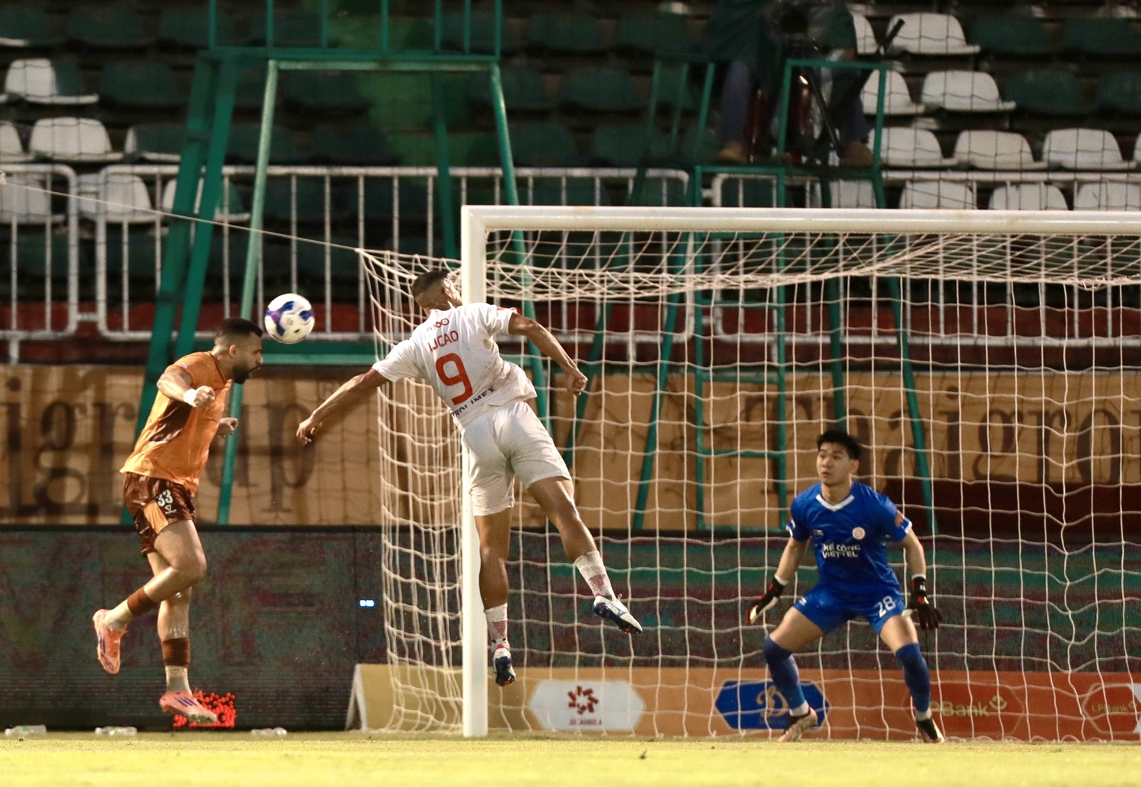 HAGL lại 'át vía' HLV Popov, bất ngờ đánh bại Thể Công Viettel: Chiến thắng đầu tiên quý hơn vàng - Ảnh 2.