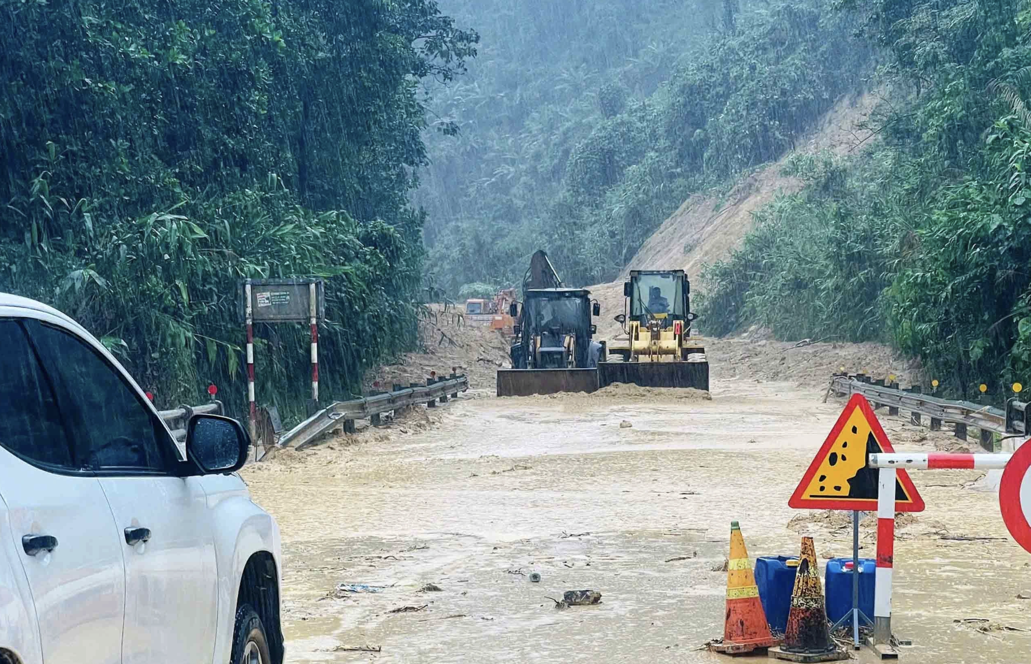 5 nguyên tắc vàng khi sử dụng ô tô mùa mưa bão, tài xế cần biết- Ảnh 2.