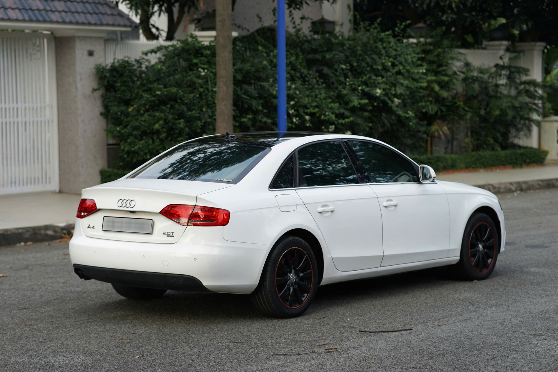 Xe sang Audi A4 dùng 17 năm, bán lại với giá rẻ hơn VinFast VF 3 - 2 Xe sang Audi A4 dùng 17 năm, bán lại với giá rẻ hơn VinFast VF 3 - 2