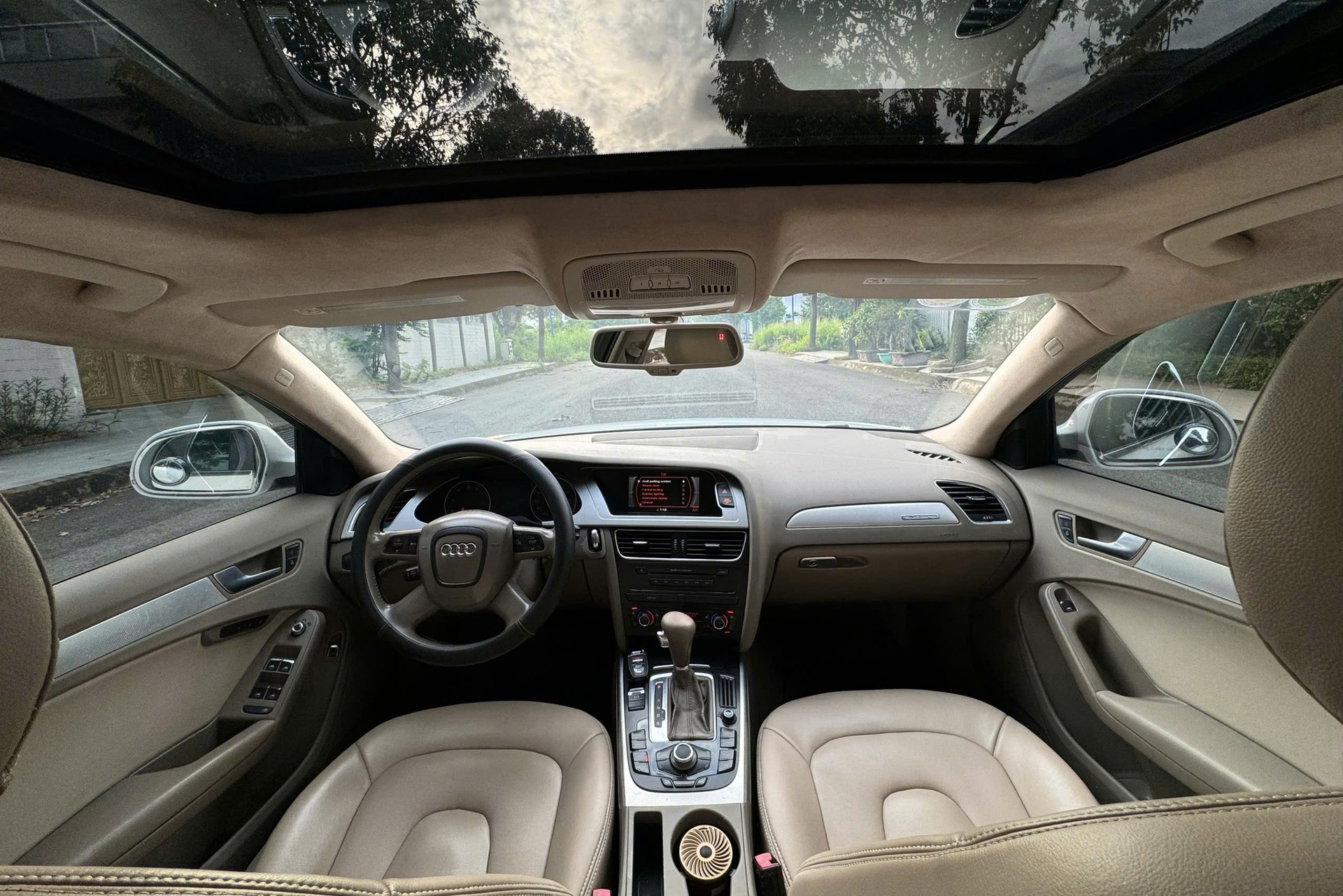 Xe sang Audi A4 dùng 17 năm, bán lại với giá rẻ hơn VinFast VF 3 - 7 Xe sang Audi A4 dùng 17 năm, bán lại với giá rẻ hơn VinFast VF 3 - 7