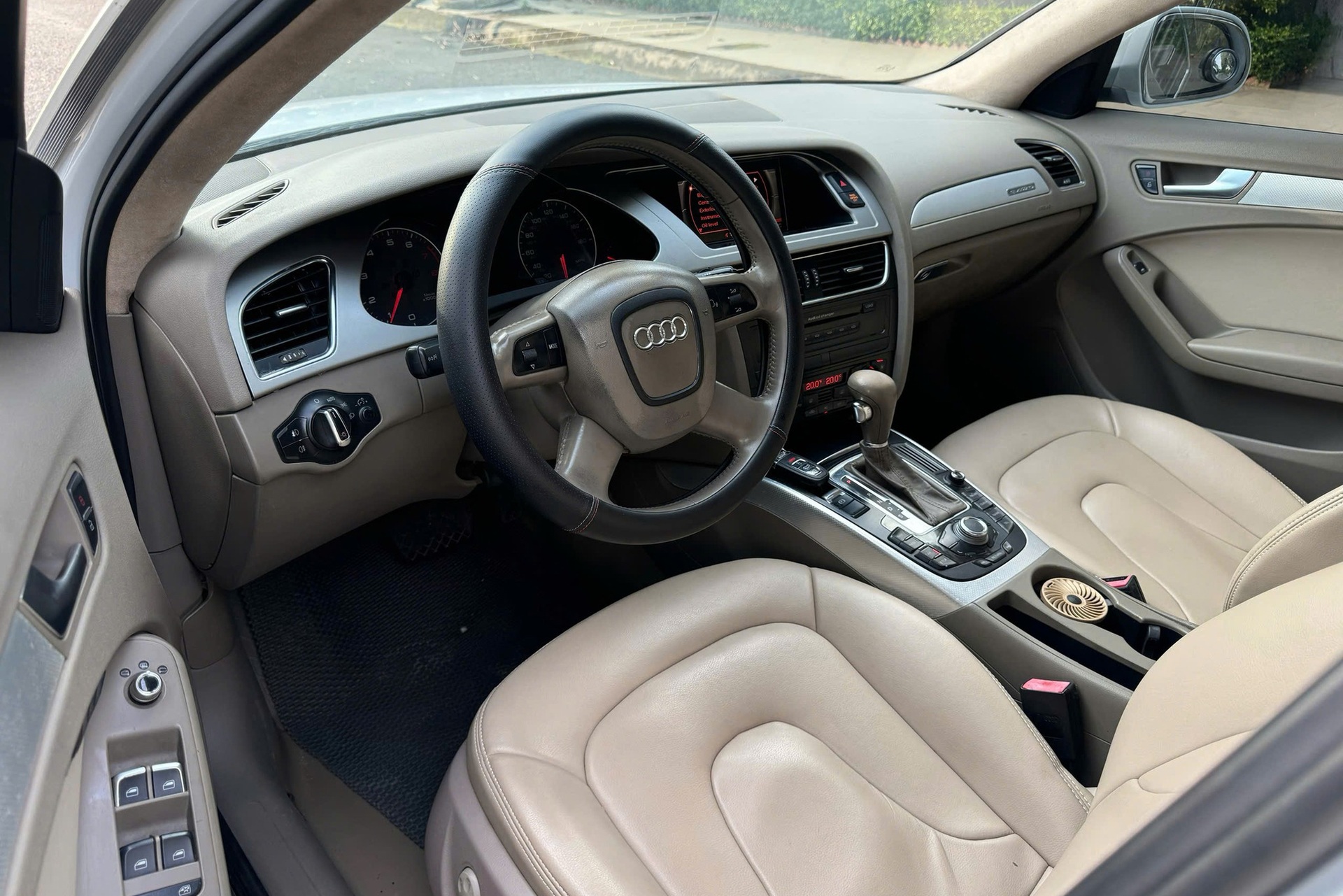 Xe sang Audi A4 dùng 17 năm, bán lại với giá rẻ hơn VinFast VF 3 - 6 Xe sang Audi A4 dùng 17 năm, bán lại với giá rẻ hơn VinFast VF 3 - 6