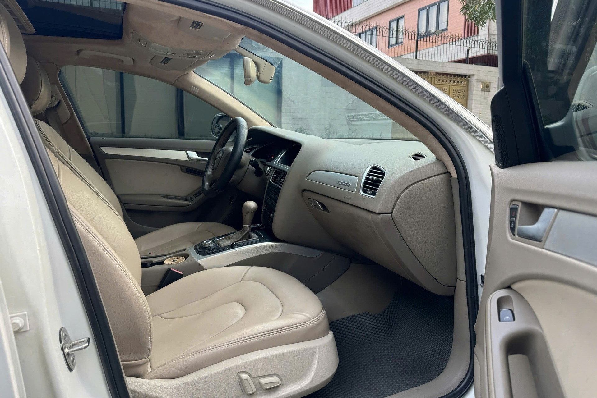 Xe sang Audi A4 dùng 17 năm, bán lại với giá rẻ hơn VinFast VF 3 - 8 Xe sang Audi A4 dùng 17 năm, bán lại với giá rẻ hơn VinFast VF 3 - 8