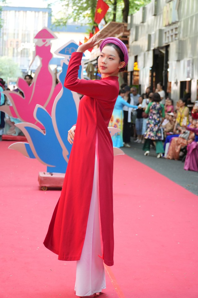 Áo dài giữa phố, nơi truyền thống 'chạm' vào nhịp sống thành thị- Ảnh 3.