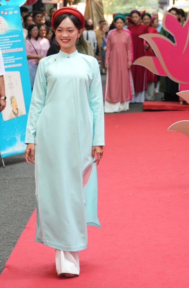 Áo dài giữa phố, nơi truyền thống 'chạm' vào nhịp sống thành thị- Ảnh 4.