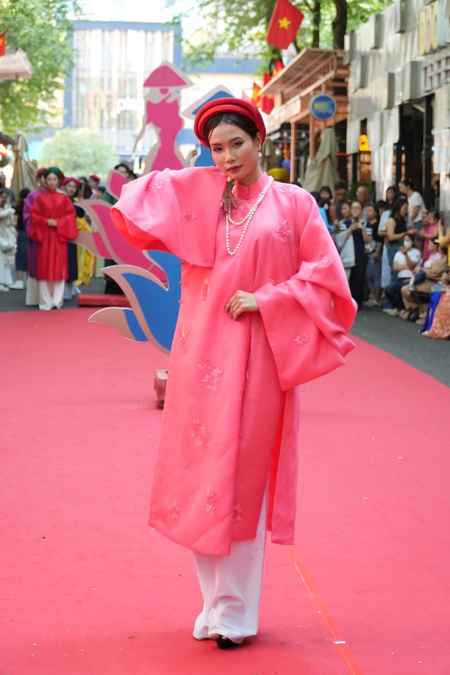 Áo dài giữa phố, nơi truyền thống 'chạm' vào nhịp sống thành thị- Ảnh 5.